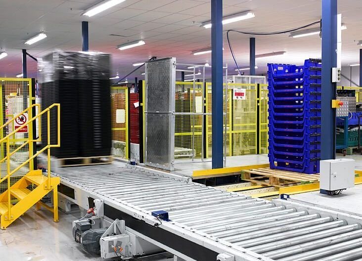 Palletising in warehouse , conveyor systems