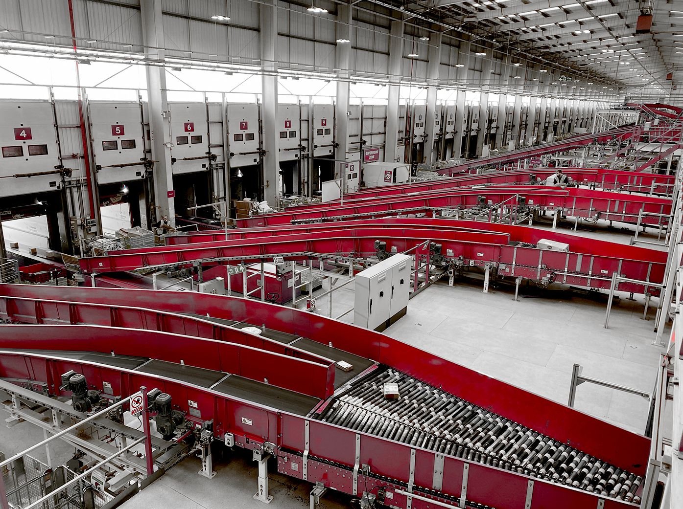 conveyors in a warehouse with multiple conveyor systems